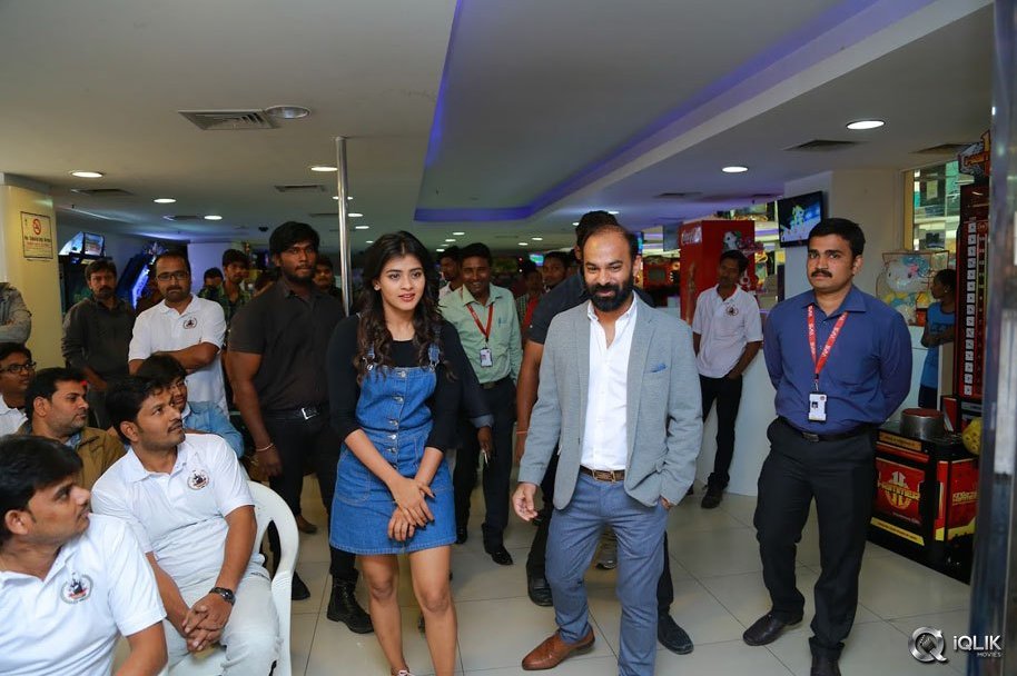 Nanna-Nenu-Naa-Boyfriends-Movie-Team-At-S-V-M-Mall